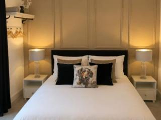 Newcastle | 10-12 Sleeper Vicarage with Hot tub and Tennis Court thumbnail