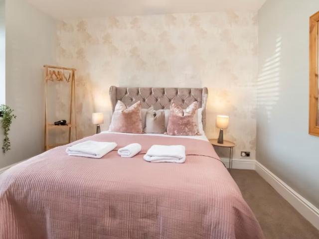 York | 18 Sleeper Stables with Hot Tub image