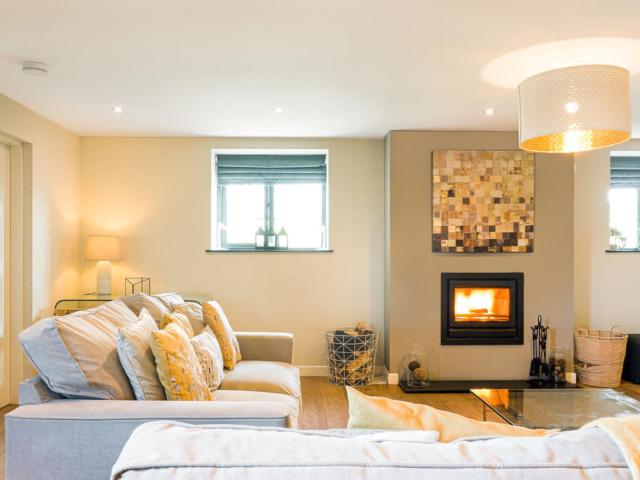 Peak District 18 Sleeper Cottage with Hot Tub image