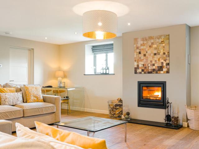 Peak District 18 Sleeper Cottage with Hot Tub image