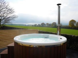 Peak District 18 Sleeper Cottage with Hot Tub thumbnail
