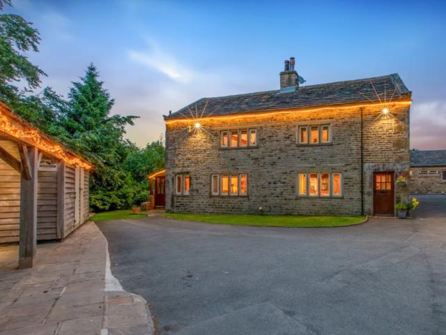 Yorkshire | 26 Sleeper Barn with Hot Tub and Sauna image