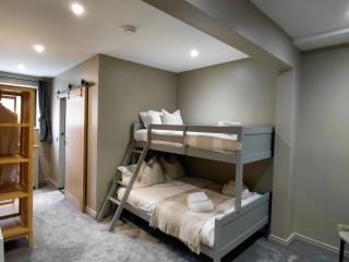 TyneView Estate | The Farmhouse With Hot Tub, Games Room & Bar - Sleeps 18 thumbnail