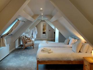 TyneView Estate | The Farmhouse With Hot Tub, Games Room & Bar - Sleeps 18 thumbnail