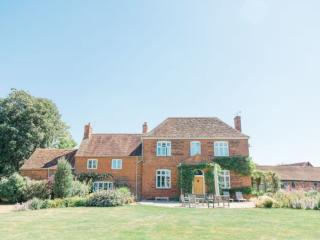 Bedfordshire Farmhouse | Sleeps 12 thumbnail