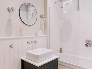 Bedfordshire Farmhouse | Sleeps 12 thumbnail