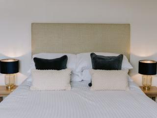 Bedfordshire Farmhouse | Sleeps 12 thumbnail