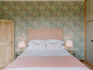 Bedfordshire Farmhouse | Sleeps 12 thumbnail
