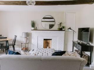 Bedfordshire Farmhouse | Sleeps 12 thumbnail