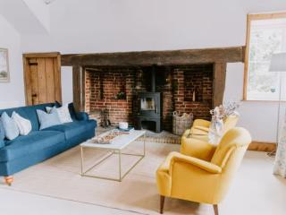 Bedfordshire Farmhouse | Sleeps 12 thumbnail