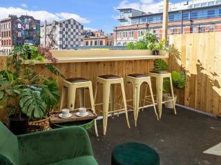 Manchester | Iconic Townhouse Sleeps 22 thumbnail