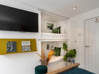 Manchester | Iconic Townhouse Sleeps 22 thumbnail
