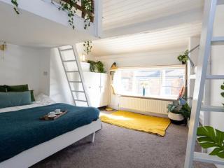 Manchester | Iconic Townhouse Sleeps 22 thumbnail