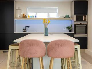 Manchester | Iconic Townhouse Sleeps 22 thumbnail