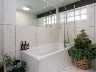 Manchester | Iconic Townhouse Sleeps 22 thumbnail