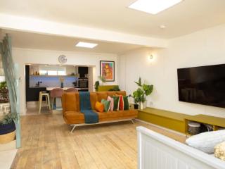Manchester | Iconic Townhouse Sleeps 22 thumbnail