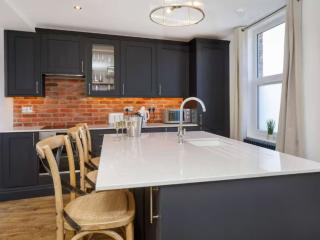Walpole House | Sleeps 12 thumbnail