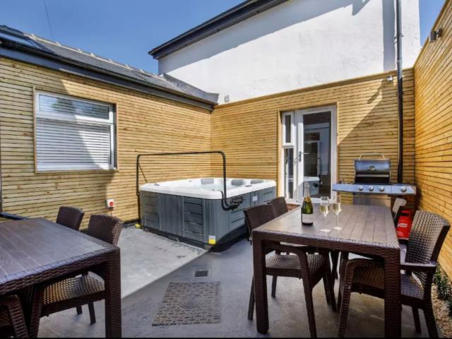 Walpole House | Sleeps 12 image