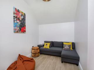 Walpole House | Sleeps 12 thumbnail