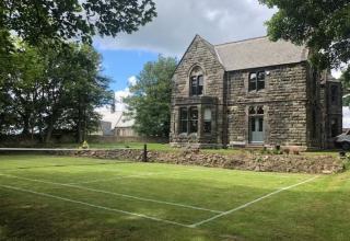 10 Sleeper Vicarage with Hot tub and Tennis Court