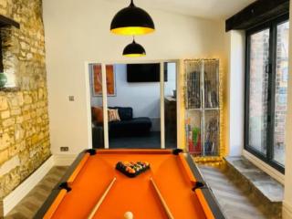 10 Sleeper Vicarage with Hot tub and Tennis Court thumbnail
