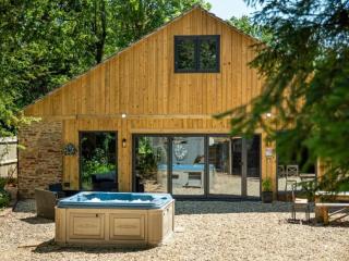 The Barn | Sleeping 20 thumbnail
