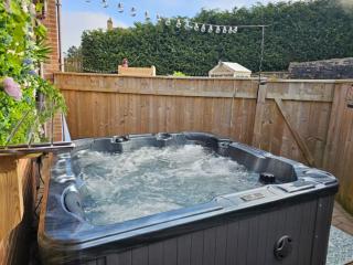 10 Sleeper House with Hot Tub thumbnail
