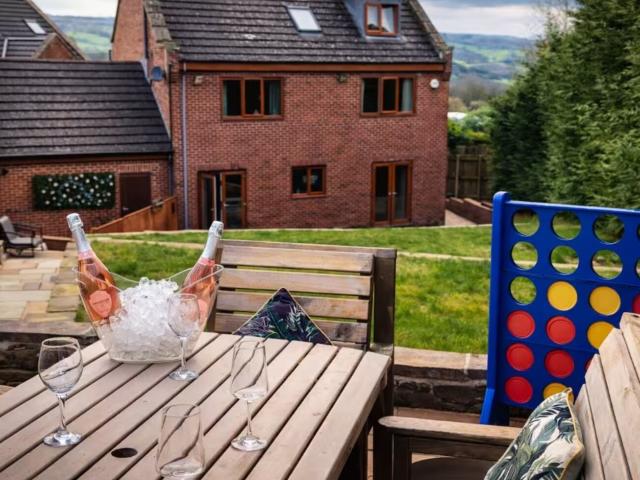 10 Sleeper House with Hot Tub image