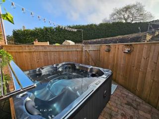 10 Sleeper House with Hot Tub thumbnail