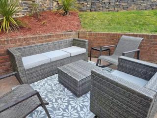 10 Sleeper House with Hot Tub thumbnail