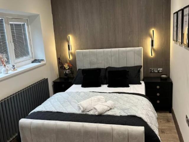 Luxe 5 Bedroom House with Hot tub | Sleeps 13 image