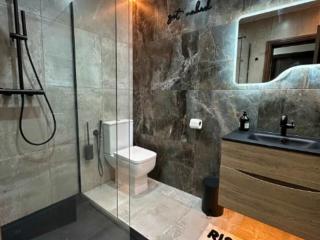 Luxe 5 Bedroom House with Hot tub | Sleeps 13 thumbnail