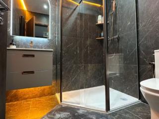 Luxe 5 Bedroom House with Hot tub | Sleeps 13 thumbnail