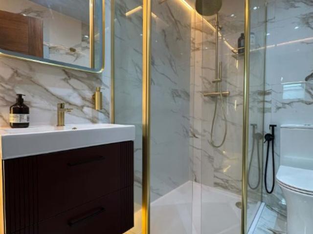 Luxe 5 Bedroom House with Hot tub | Sleeps 13 image