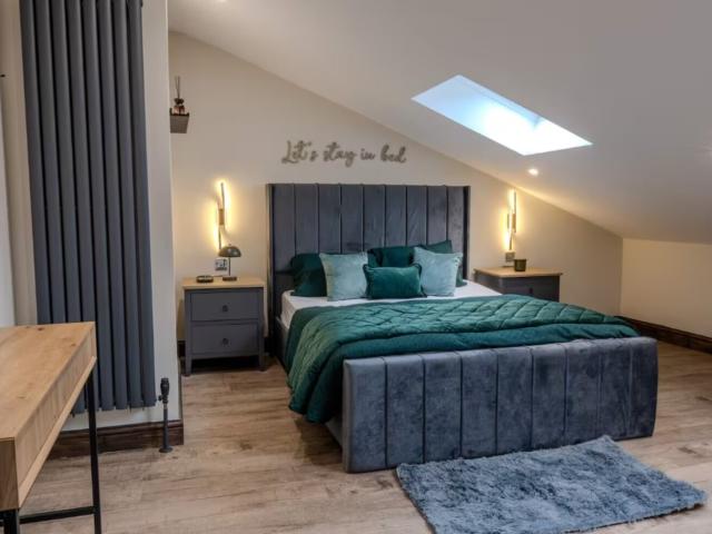 Luxe 5 Bedroom House with Hot tub | Sleeps 13 image