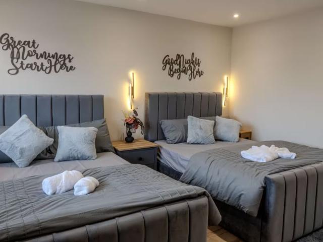 Luxe 5 Bedroom House with Hot tub | Sleeps 13 image
