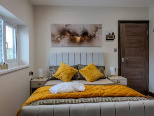Luxe 5 Bedroom House with Hot tub | Sleeps 13 image