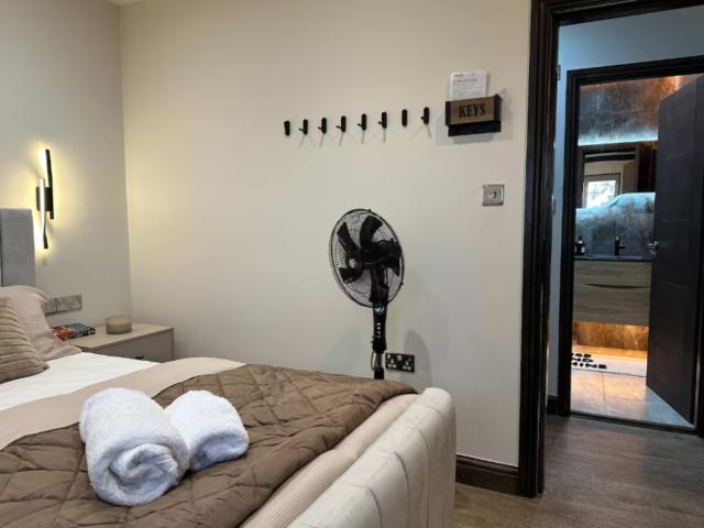 Luxe 5 Bedroom House with Hot tub | Sleeps 13 image