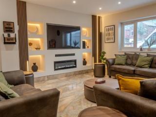 Luxe 5 Bedroom House with Hot tub | Sleeps 13 thumbnail