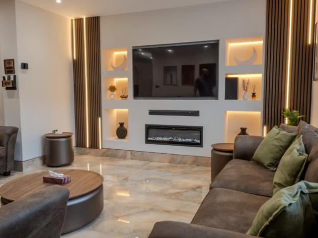 Luxe 5 Bedroom House with Hot tub | Sleeps 13 image