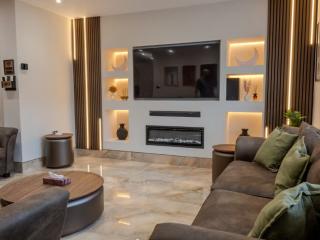 Luxe 5 Bedroom House with Hot tub | Sleeps 13 thumbnail