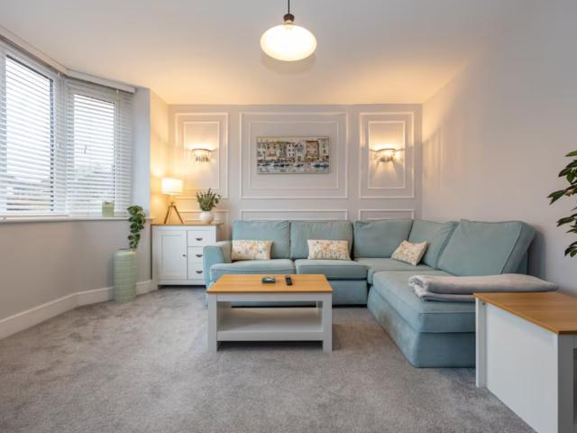 Elegant 5 Bed House with Hot Tub | Sleeps 12 image