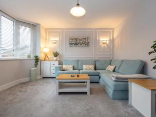 Elegant 5 Bed House with Hot Tub | Sleeps 12 thumbnail
