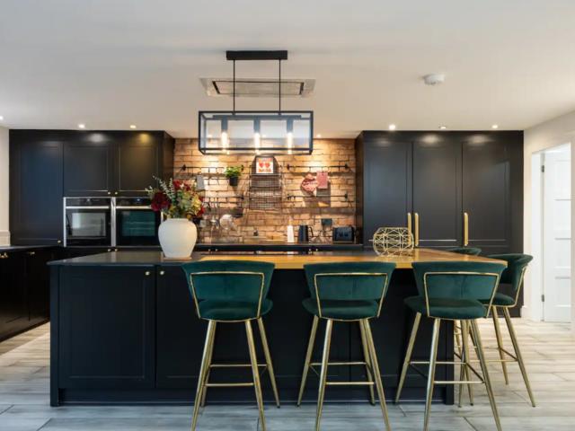 Elegant 5 Bed House with Hot Tub | Sleeps 12 image
