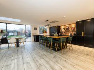 Elegant 5 Bed House with Hot Tub | Sleeps 12 thumbnail