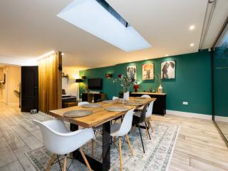 Elegant 5 Bed House with Hot Tub | Sleeps 12 thumbnail
