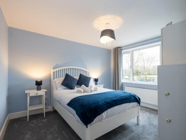 Elegant 5 Bed House with Hot Tub | Sleeps 12 image