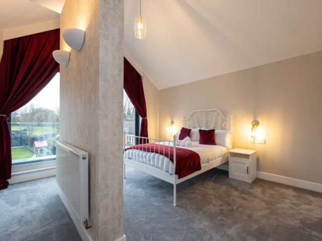 Elegant 5 Bed House with Hot Tub | Sleeps 12 image