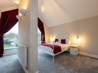 Elegant 5 Bed House with Hot Tub | Sleeps 12 thumbnail