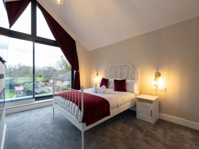 Elegant 5 Bed House with Hot Tub | Sleeps 12 image